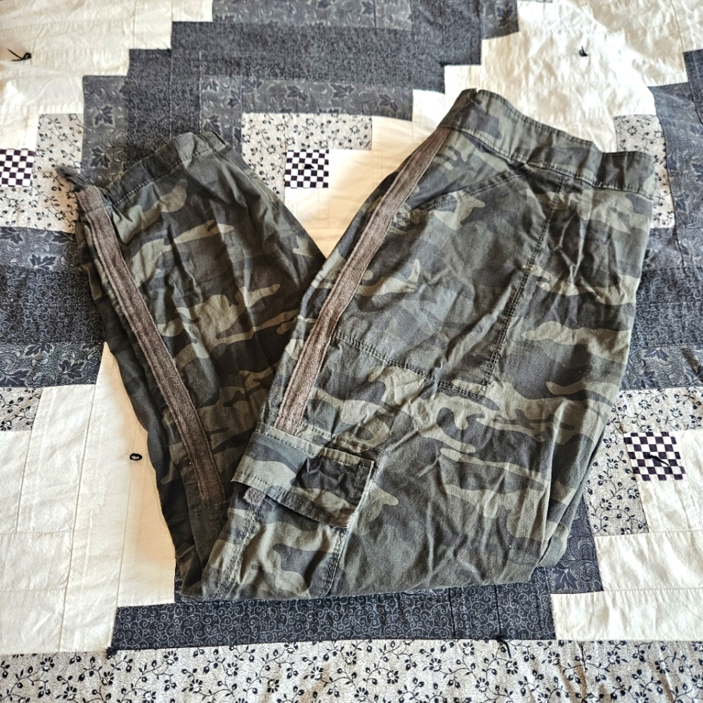 Camouflage Capri